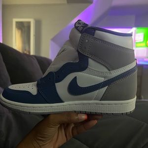 Jordan high og 1 never worn, blue and white pair shoe laces